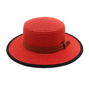 Chapeau de paille canotier rouge style anglais avec garniture noire et cuir brun