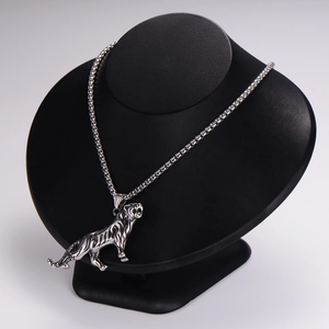 Collar colgante de tigre en acero inoxidable para hombre con cadena sobre busto negro