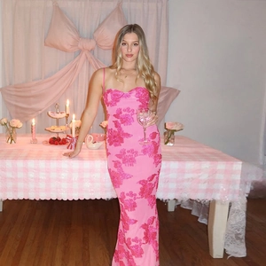 Elegantes rosa Maxi-Trägerkleid aus Spitze mit 3D-Blumen und figurbetonter Passform für Damen
