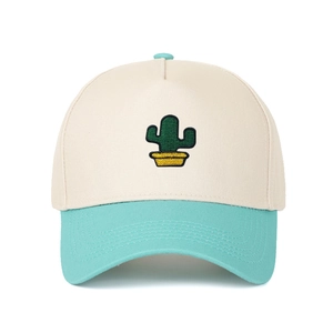 Détail de la broderie cactus sur casquette baseball 5 pans beige et vert menthe