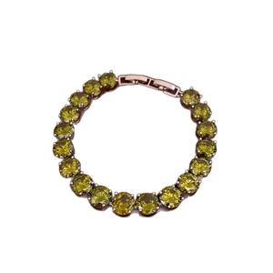 Bracelet tennis élégant en or rose avec zircons vert olive taille brillant sur fond blanc