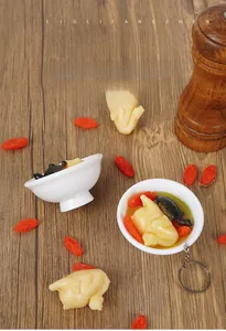 Vista dettagliata del portachiavi zuppa di pollo realistico con ciotola di tartaruga