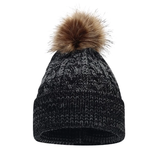 Dettaglio del cappello invernale in maglia mista con un morbido pompon in ecopelliccia