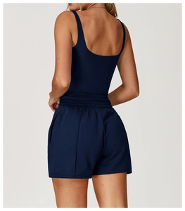 Vue arrière de l'ensemble fitness bleu marine avec débardeur et short de sport