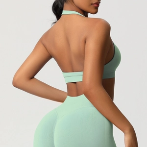 Gros plan sur le tissu côtelé sans couture de l'ensemble brassière et legging de yoga