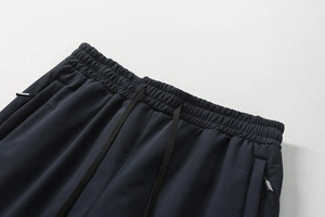 Detail der Herren-Thermohosen mit elastischem Bund und verstellbarem Kordelzug