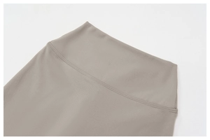 Detail der High-Waist Yogahose mit Flachnähten und gebürsteter Stoffstruktur aus der Nähe