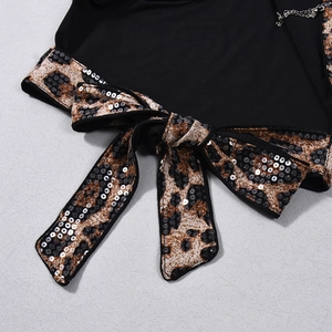 Détail de sequins léopard et chaîne métallique sur le haut dos nu à sequins brillants