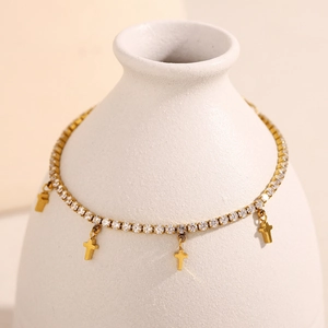Chaîne tennis en acier inoxydable doré 18 carats avec petits pendentifs en croix