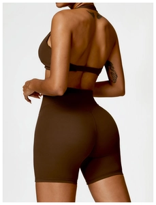 Détail du short taille haute marron café avec couture en V pour un effet galbant