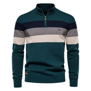 Gros plan du pull en maille zippé pour homme avec rayures et col montant classique