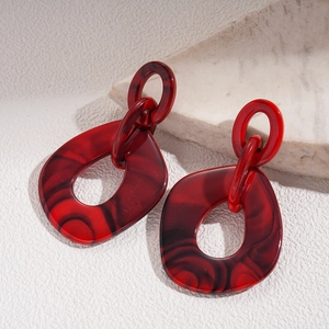 Details von roten Marmor-Acryl-Ohrringen mit unregelmäßigen Gliedern auf Steinbasis