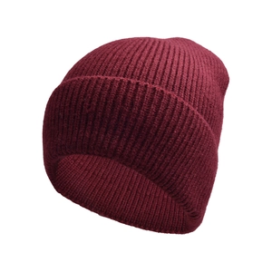Dettaglio macro del motivo in maglia a coste verticali sul berretto bordeaux con risvolto
