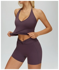 Détail du short de yoga taille haute avec taille croisée en V de couleur prune