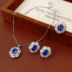 Dettagli set gioielli vintage in argento con pietre blu ovali e pavé di diamanti
