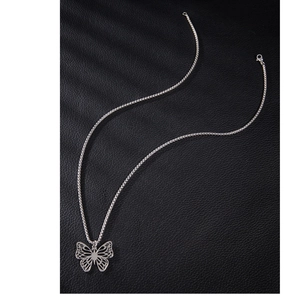 Collier avec pendentif papillon évidé en acier inoxydable sur fond en cuir noir élégant