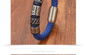 Macro de bracelet en cuir tressé bleu avec des perles cylindriques argentées gravées