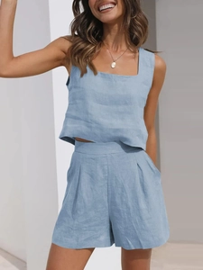 Détail du haut sans manches en lin bleu clair et du short taille haute plissé