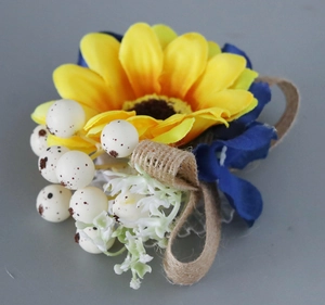 Detail der Sonnenblumen-Ansteckblume mit blauen Seidenblüten und rustikaler Sackleinen-Schleife