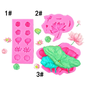 Moules en silicone rose pour lotus et carpes koï avec modèles de pâtisserie finis