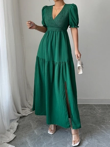 Robe longue verte élégante à manches courtes, col en V, manches bouffantes et fente