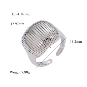 Détails de la bague large argentée avec largeur de 17,97 mm et poids de 7,80 g