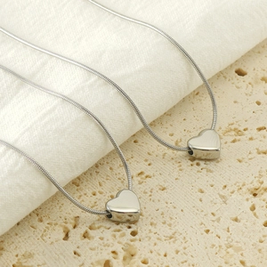 Collana a cuore minimalista in acciaio inossidabile argento con ciondolo a lettera