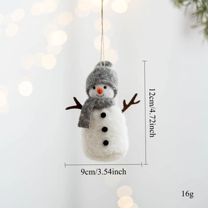 Gros plan du bonhomme de neige en feutre de 12cm avec bonnet gris pour décor de Noël