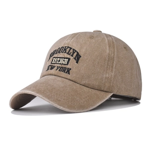 Détail de la casquette baseball vintage kaki avec broderie Brooklyn EST.1631 de près