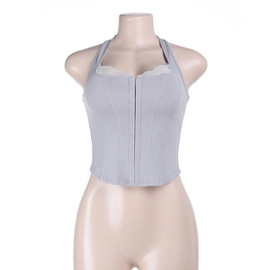 Détail d'un haut corset gris avec bordure en dentelle blanche et baleines ajustées