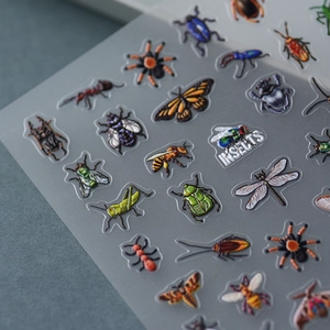 Vue macro d'autocollants d'insectes 3D avec abeilles, libellules et papillons