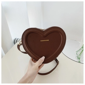 Dettaglio borsa a tracolla marrone a forma di cuore in pelle PU con scritte dorate