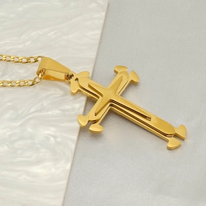 Collana con pendente a croce multistrato in acciaio inossidabile placcato oro 18 carati