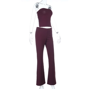 Détail du tissu en maille côtelée violet foncé sur le haut court et le pantalon évasé