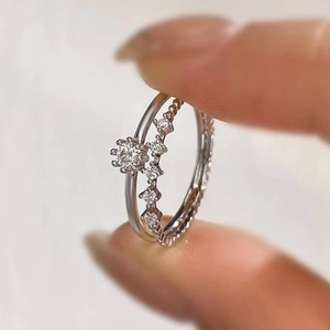 Elegantes anillos apilables de plata con circonitas estilo corona para look minimalista