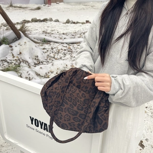 Borsa tote con stampa leopardata sulla neve con ampia tasca laterale esterna