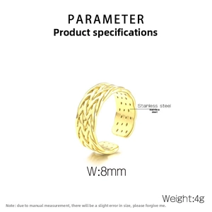 Dettaglio anello intrecciato 8mm in acciaio inossidabile placcato oro 18K