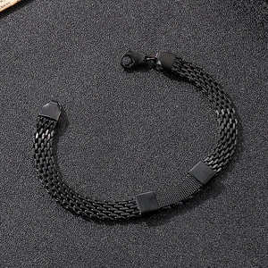 Detail eines schwarzen gewebten Metallarmbands mit Industriedesign und Karabinerverschluss