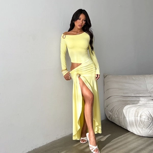 Robe sexy jaune à manches longues et une épaule avec découpes et fente latérale