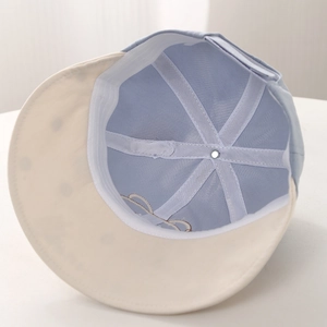 Détail de la structure interne du chapeau de soleil bleu ciel pour enfant avec coutures