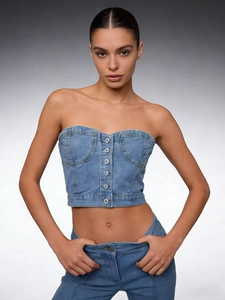 Détail du haut bustier en jean bleu avec fermeture à boutons et coutures de précision