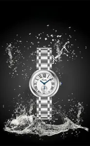Détail d'une montre argent pour femme étanche à 30m avec des éclaboussures d'eau vives