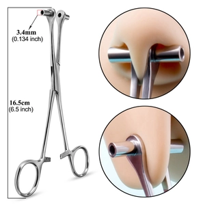 Dettaglio della pinza per piercing da 16,5 cm in acciaio inox con punta cava da 3,4 mm