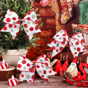 Nœud de Noël à pois rouges et verts sur un sapin avec des décorations de fête