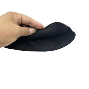 Détail montrant la doublure polaire noire épaisse d'un bonnet d'hiver en tricot