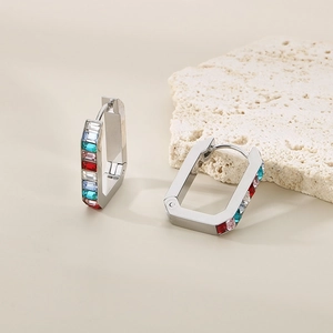 Boucles d'oreilles en acier argenté en forme de U avec zircons colorés élégants