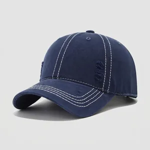 Detalle de gorra infantil de algodón azul con efecto desgastado y costuras de contraste