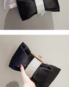 Detailansicht einer schwarzen Abendtasche aus Satin mit funkelnden silbernen Strasssteinen