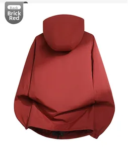 Rückansicht der ziegelroten Outdoor-Kapuzenjacke mit elastischen Bündchen und Kordelzug am Saum