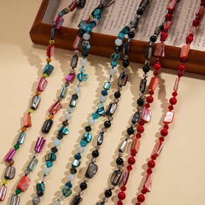 Sautoir bohème à perles de nacre multicolores et style géométrique vintage pour femme